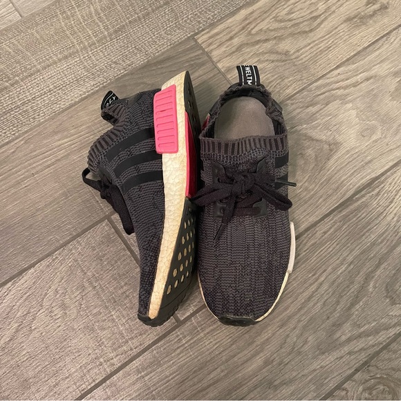 Adidas NMD R1 Sneakers Black/Hot Pink - Picture 1 of 7